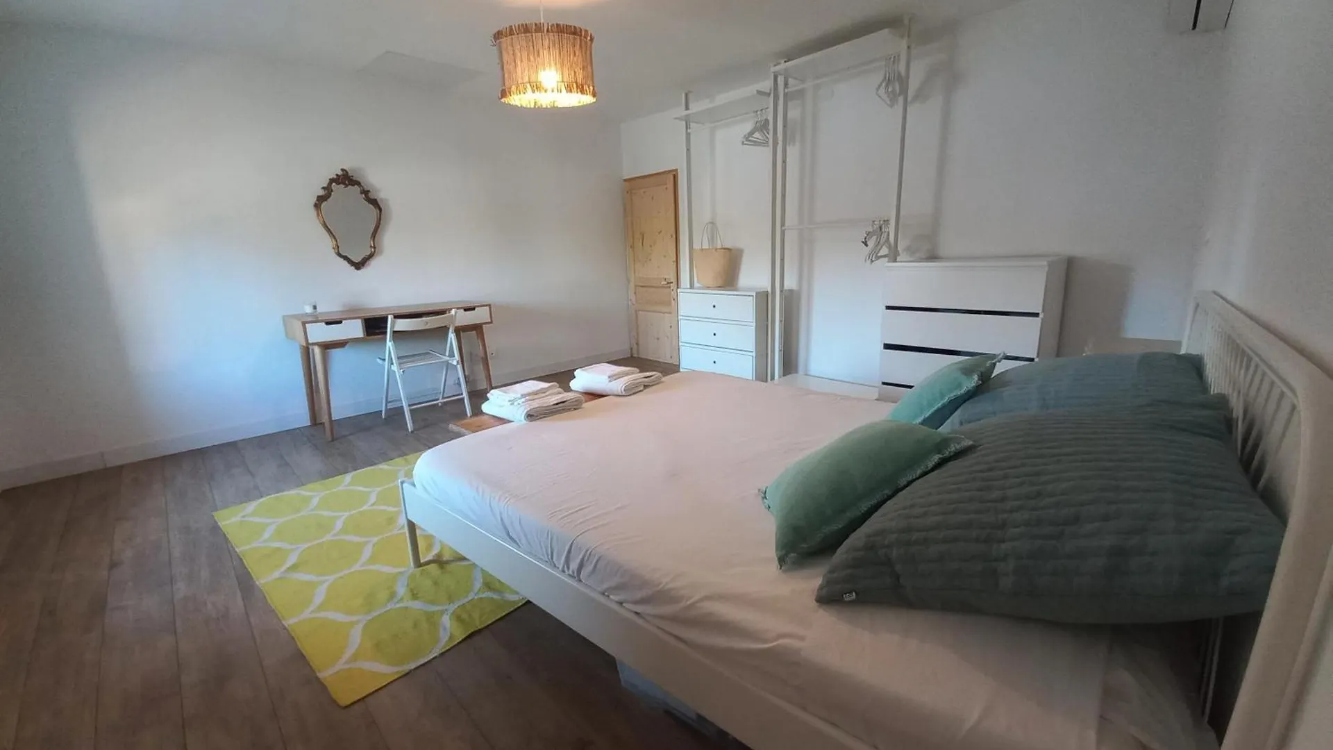 Chambre Et Salle De Bain Privee Dans Un Mas En Provence Noves France